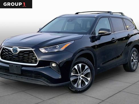 Used 2022 Toyota Highlander XLE AWD/4WD image 1