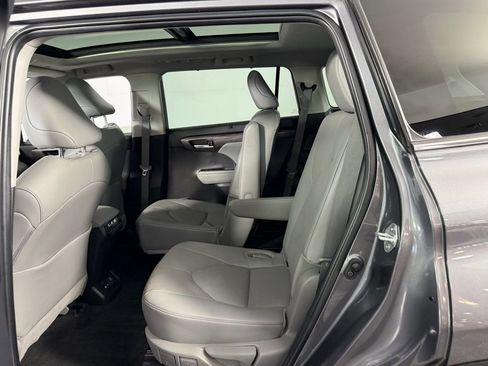 Used 2024 Toyota Highlander Platinum AWD/4WD image 22