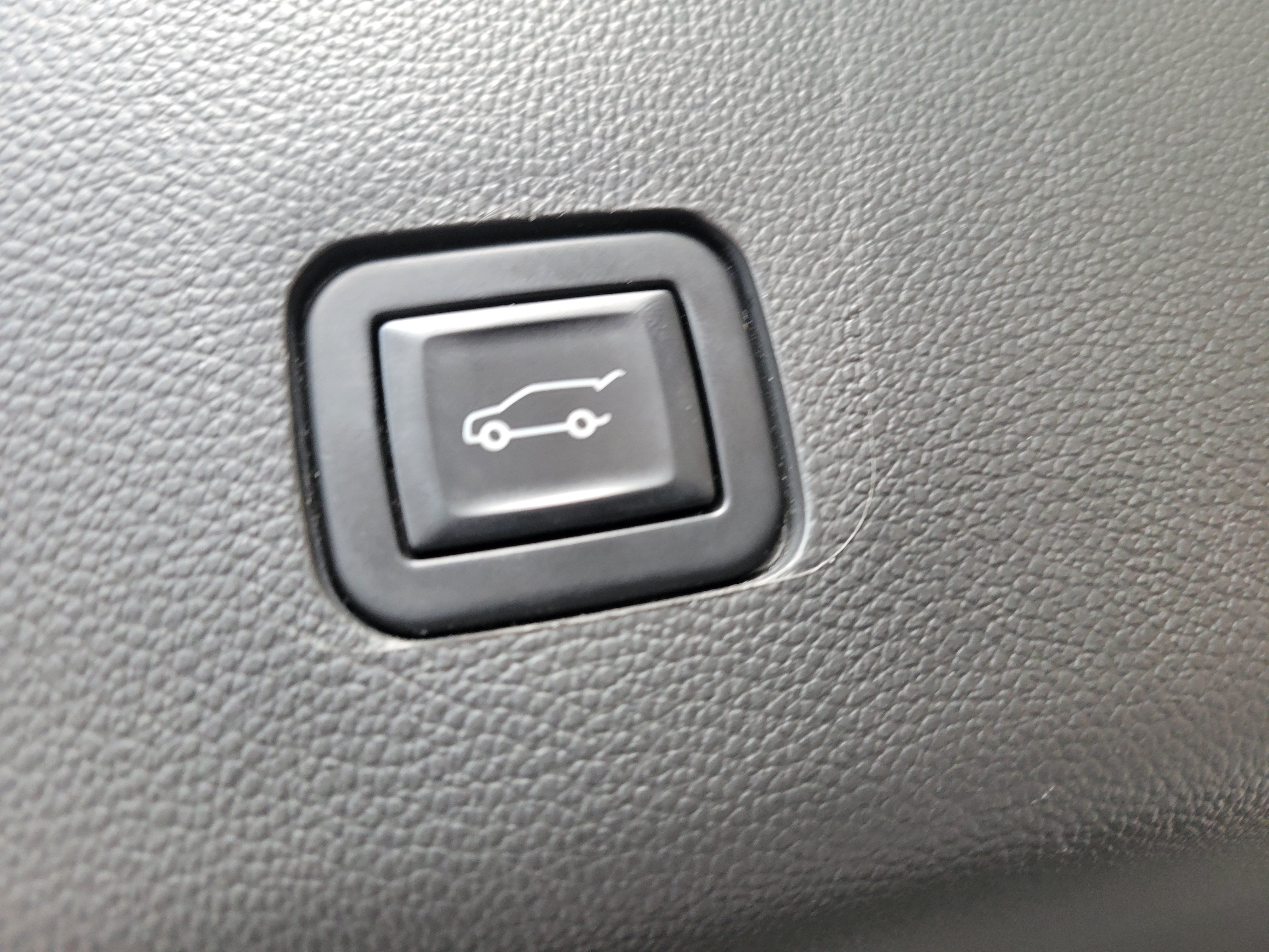 Used 2021 Chevrolet Traverse Premier w/ Redline Edition FWD image 8