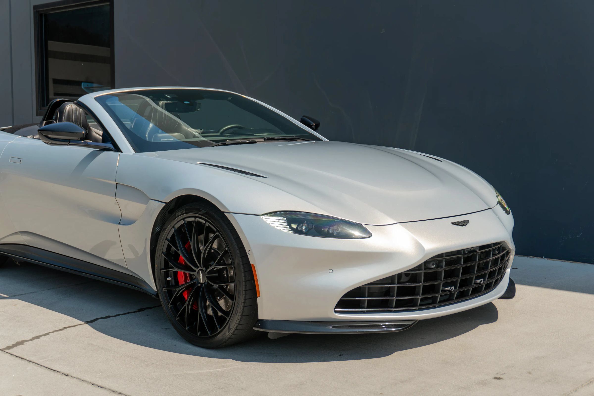 Used 2022 Aston Martin V8 Vantage Roadster RWD image 42