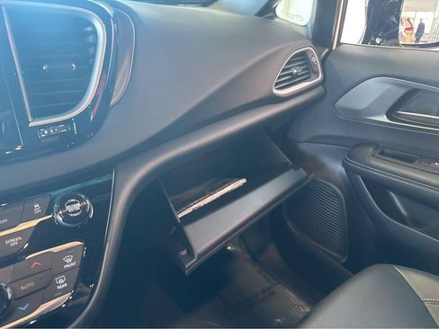 Used 2025 Chrysler Pacifica Select FWD image 26