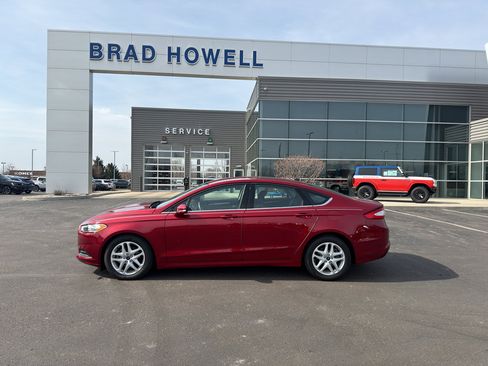 Used 2015 Ford Fusion SE image 1