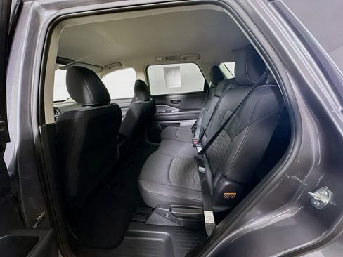 Used 2025 Nissan Pathfinder SV image 26