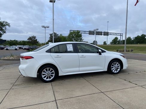 Used 2021 Toyota Corolla LE w/ LE Convenience Package image 12