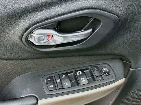 Used 2018 Jeep Cherokee Latitude w/ Cold Weather Group FWD image 15