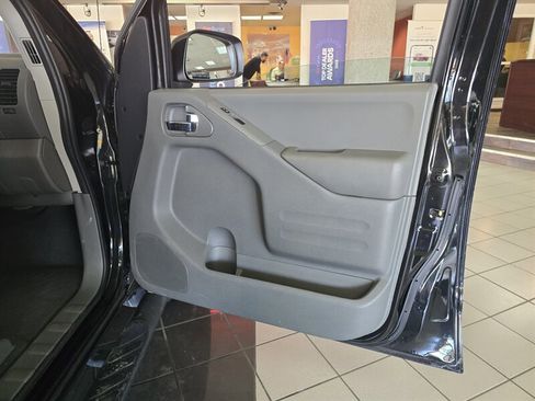 Used 2020 Nissan Frontier SV w/ Midnight Edition Floor Mats image 11