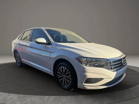 Used 2021 Volkswagen Jetta SE image 3