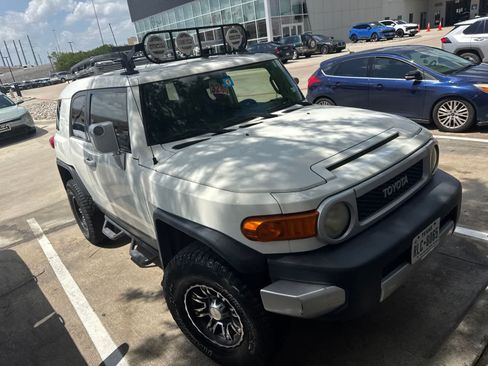 Used 2010 Toyota FJ Cruiser 2WD image 3