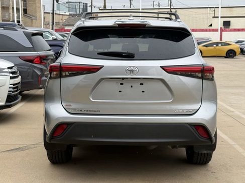 Used 2021 Toyota Highlander XLE AWD/4WD image 5