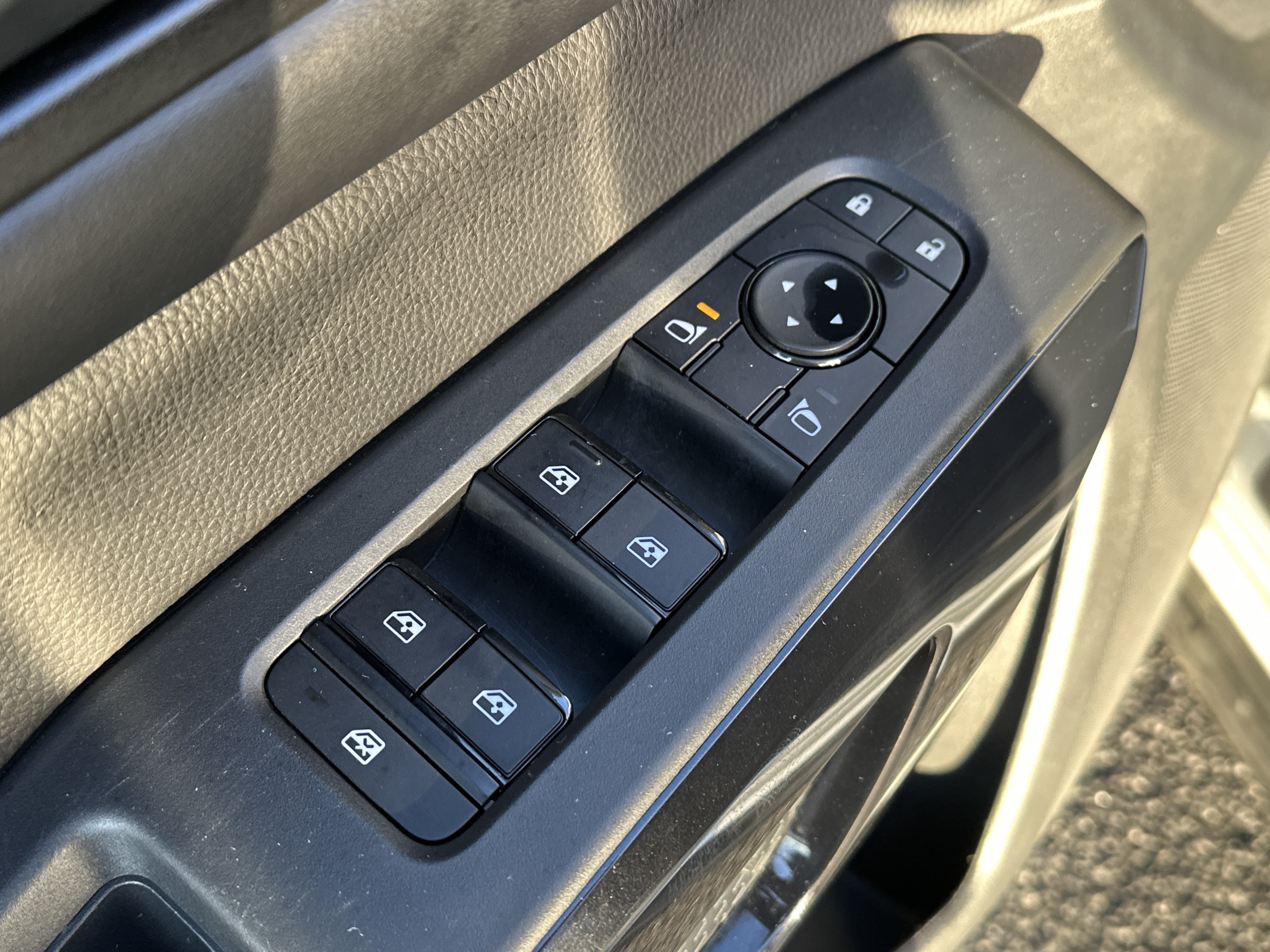 Used 2025 Nissan Pathfinder SV AWD/4WD image 8