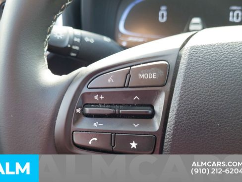 Used 2023 Hyundai Venue SEL image 11