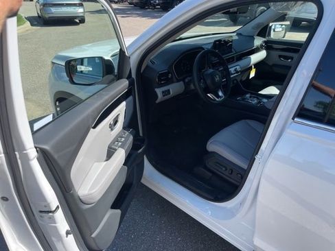 New 2025 Honda Pilot Touring image 14