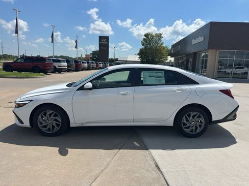 New 2026 Hyundai Elantra Hybrid FWD image 4