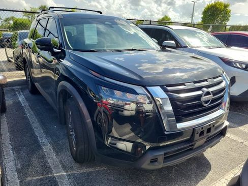 Used 2023 Nissan Pathfinder SV FWD image 2
