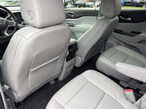 Used 2023 GMC Acadia SLT w/ Technology Package FWD image 32