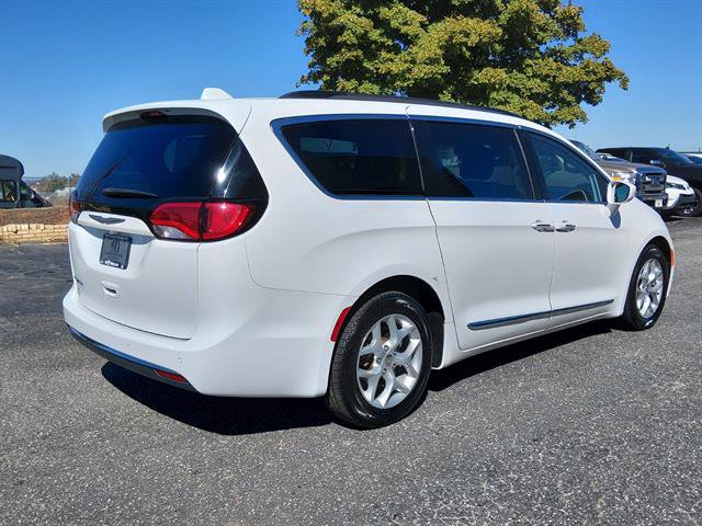 Used 2017 Chrysler Pacifica Touring-L w/ Tire & Wheel Group FWD image 3
