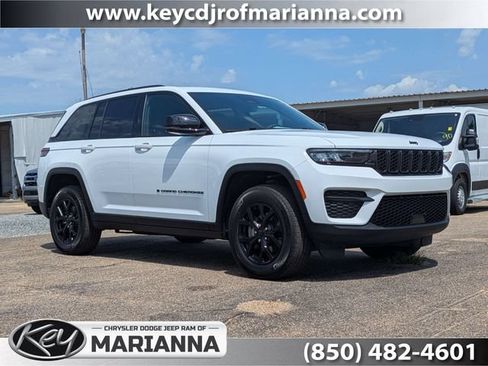 Used 2025 Jeep Grand Cherokee Altitude AWD/4WD image 1