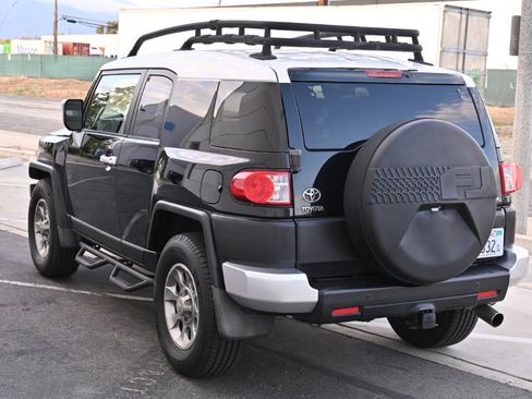 Used 2011 Toyota FJ Cruiser 2WD w/ Upgrade Pkg image 5