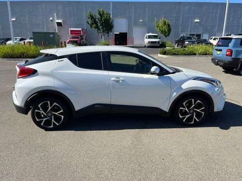 Used 2019 Toyota C-HR XLE FWD image 4