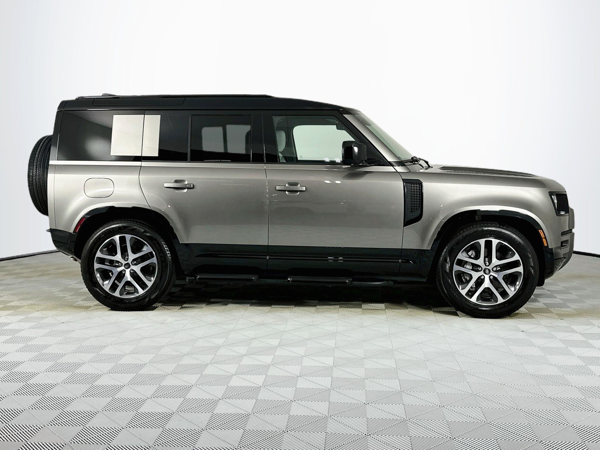 Used 2025 Land Rover Defender 110 X-Dynamic SE AWD/4WD image 4