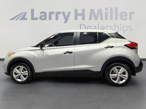 Used 2020 Nissan Kicks S image 2