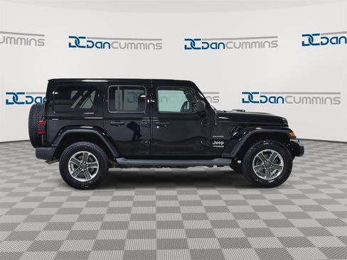 Used 2019 Jeep Wrangler Unlimited Sahara image 9