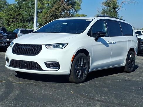 New 2026 Chrysler Pacifica Limited w/ S Appearance Package image 2