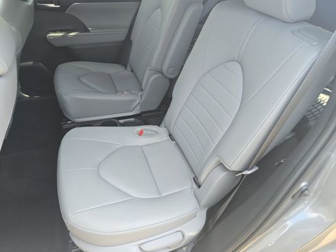 Used 2025 Toyota Highlander XLE AWD/4WD image 16