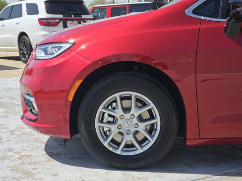 New 2026 Chrysler Pacifica Select image 5