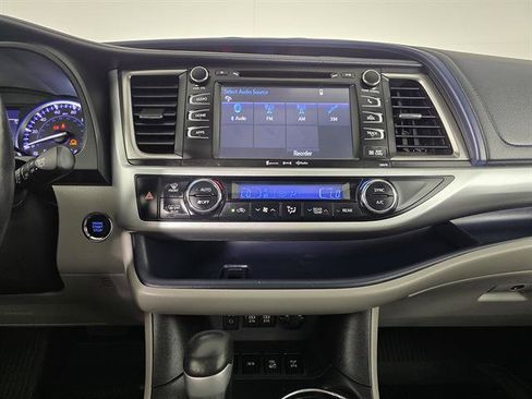 Used 2018 Toyota Highlander XLE AWD/4WD image 40