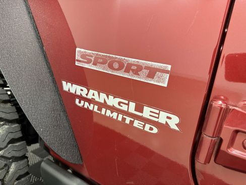 Used 2012 Jeep Wrangler Unlimited Rubicon w/ Connectivity Group image 9