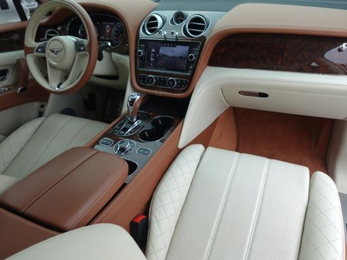 Used 2018 Bentley Bentayga Mulliner image 24