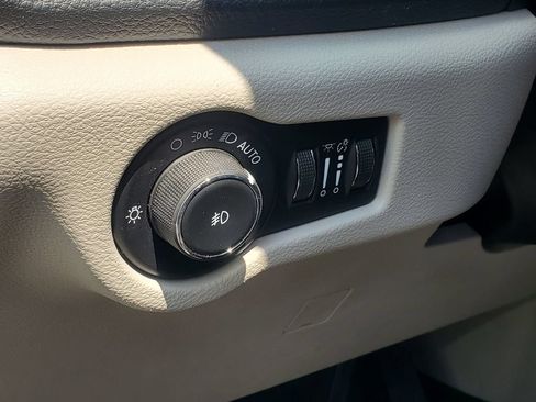 Used 2023 Chrysler Pacifica Touring-L AWD/4WD image 10