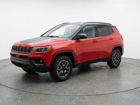 Used 2025 Jeep Compass Trailhawk AWD/4WD image 3