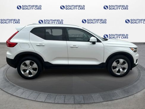 Used 2022 Volvo XC40 T5 Momentum AWD/4WD image 8
