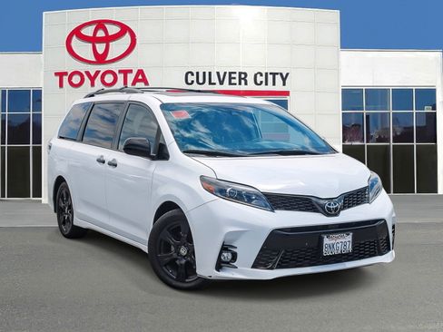 Used 2020 Toyota Sienna SE w/ Nightshade Edition FWD image 1
