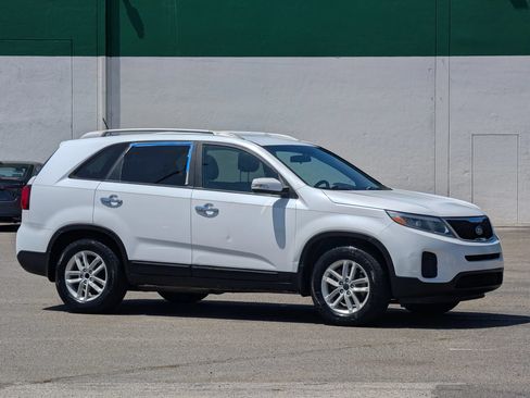 Used 2015 Kia Sorento LX FWD image 1