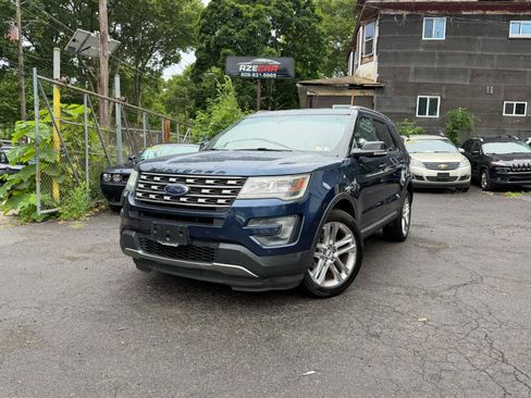 Used 2016 Ford Explorer XLT w/ Equipment Group 202A AWD/4WD image 2
