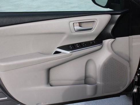 Used 2016 Toyota Camry LE image 10