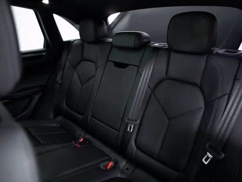 Certified 2025 Porsche Macan image 30