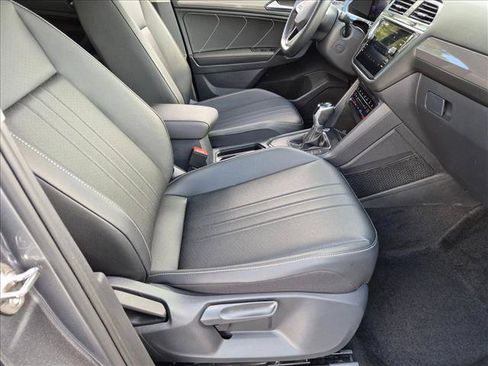 Used 2023 Volkswagen Tiguan SE FWD image 19