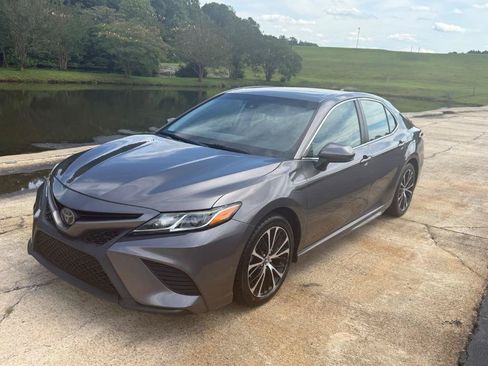 Used 2019 Toyota Camry SE FWD image 3