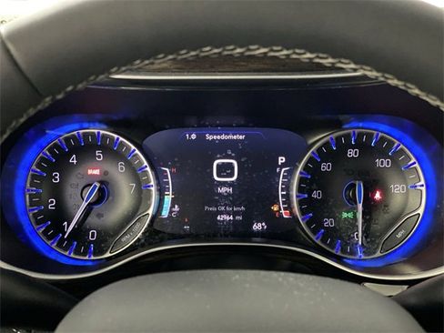 Used 2024 Chrysler Pacifica Limited image 11