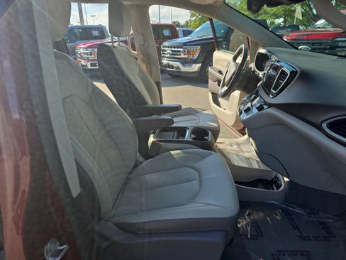Used 2019 Chrysler Pacifica Touring-L w/ Advanced Safetytec Group FWD image 10