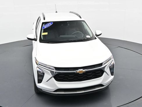 Used 2025 Chevrolet Trax LT FWD image 19