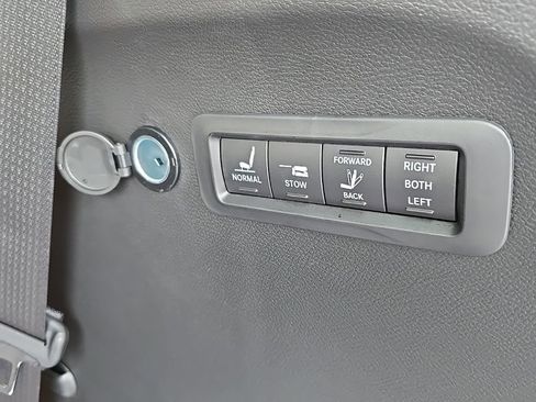 New 2026 Chrysler Pacifica Pinnacle image 74