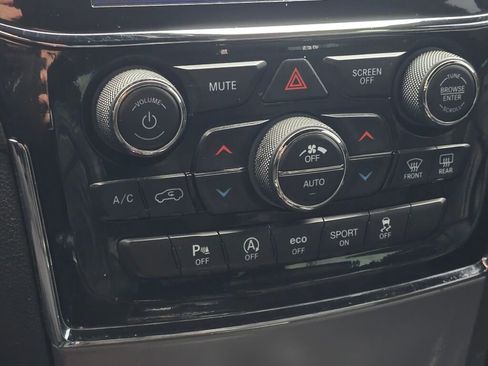 Used 2019 Jeep Grand Cherokee Laredo image 24