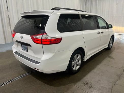Used 2019 Toyota Sienna L FWD image 18