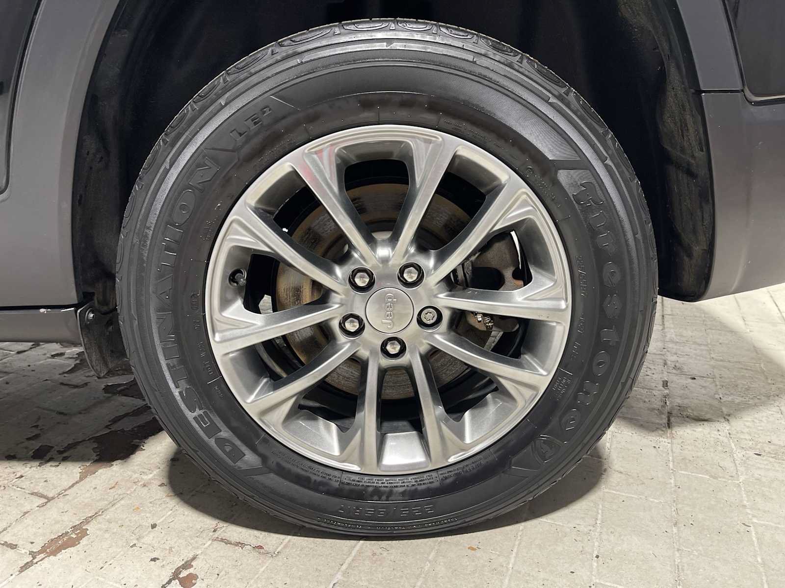Used 2019 Jeep Cherokee Latitude Plus w/ Cold Weather Group AWD/4WD image 8