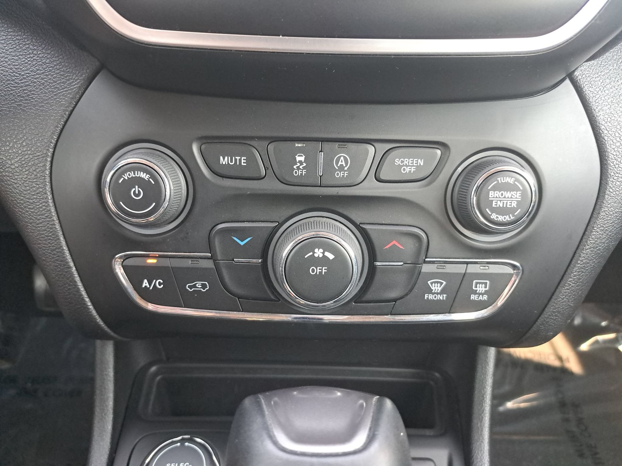 Used 2019 Jeep Cherokee Latitude Plus w/ Cold Weather Group AWD/4WD image 21